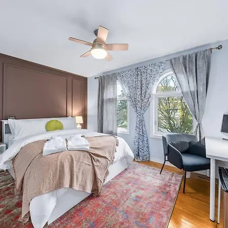 Bright And Spacious Room Close To Subway